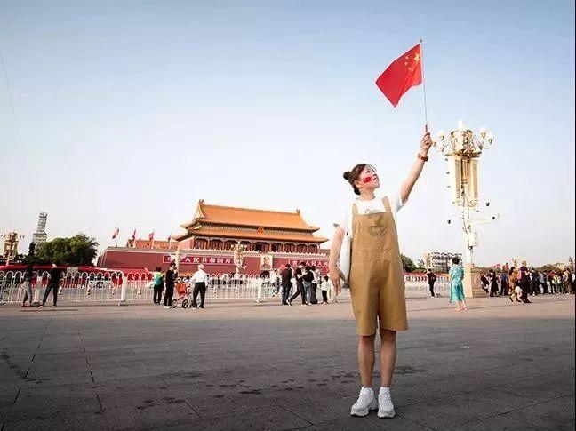 一女的问男的现在社会怎么样了？